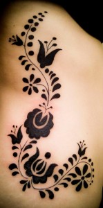Matyó mintás fekete tetoválás